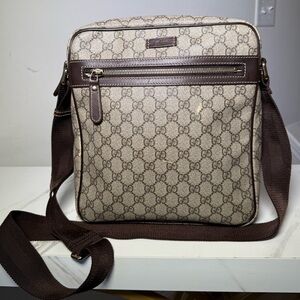 GUCCI GG SUPREME MESSENGER BAG